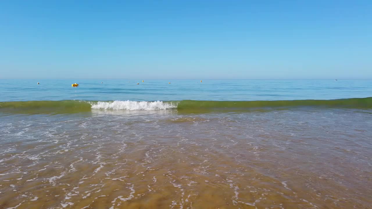 令人惊叹的海滩与清澈的水晶水。阿尔加维葡萄牙视频素材