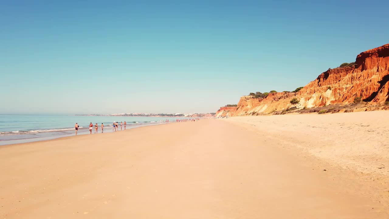 葡萄牙阿尔加维海滩悬崖上令人惊叹的全景视频素材