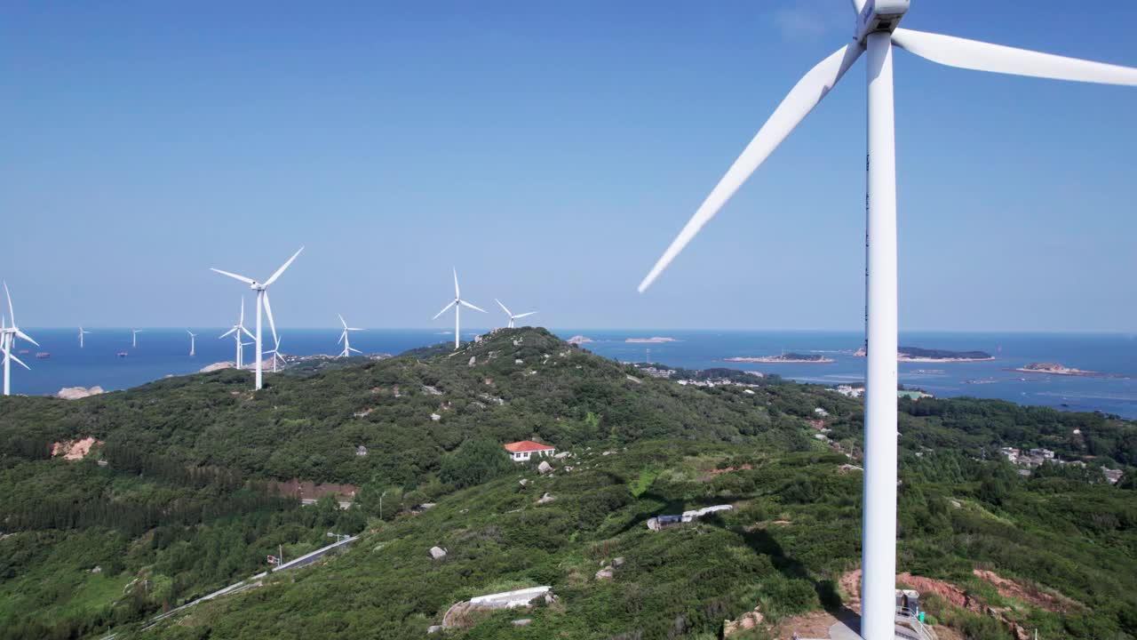 在一个阳光明媚的日子里，在岛的顶部安装了风力涡轮机视频下载