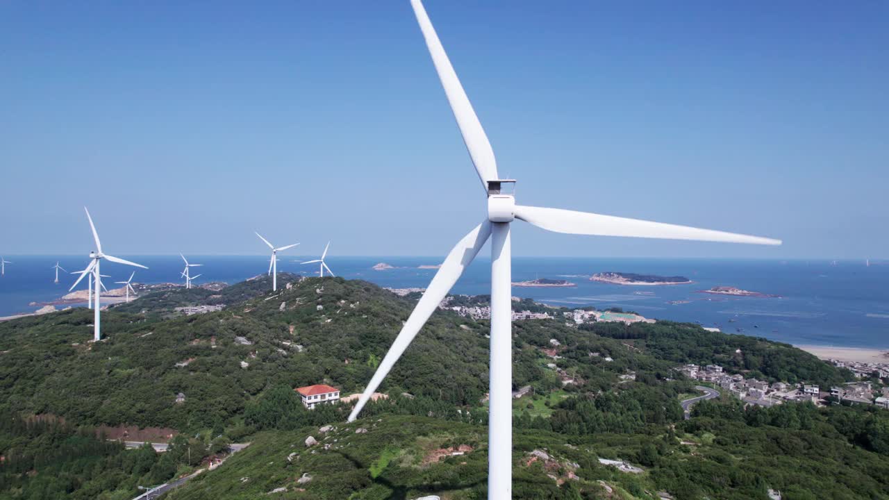在一个阳光明媚的日子里，在岛的顶部安装了风力涡轮机视频下载