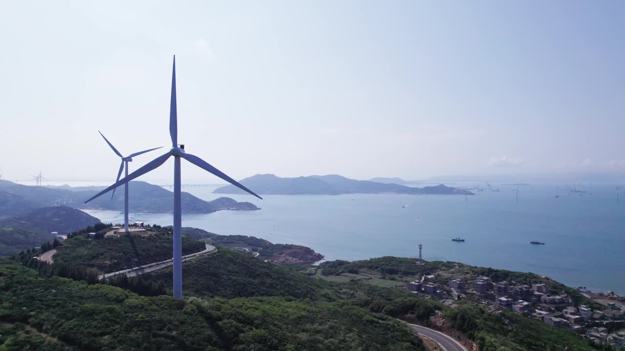在海边的山顶上安装了风力涡轮机视频下载
