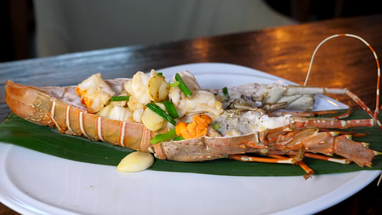 海鲜餐厅-木桌鲜红龙虾配熟肉视频素材