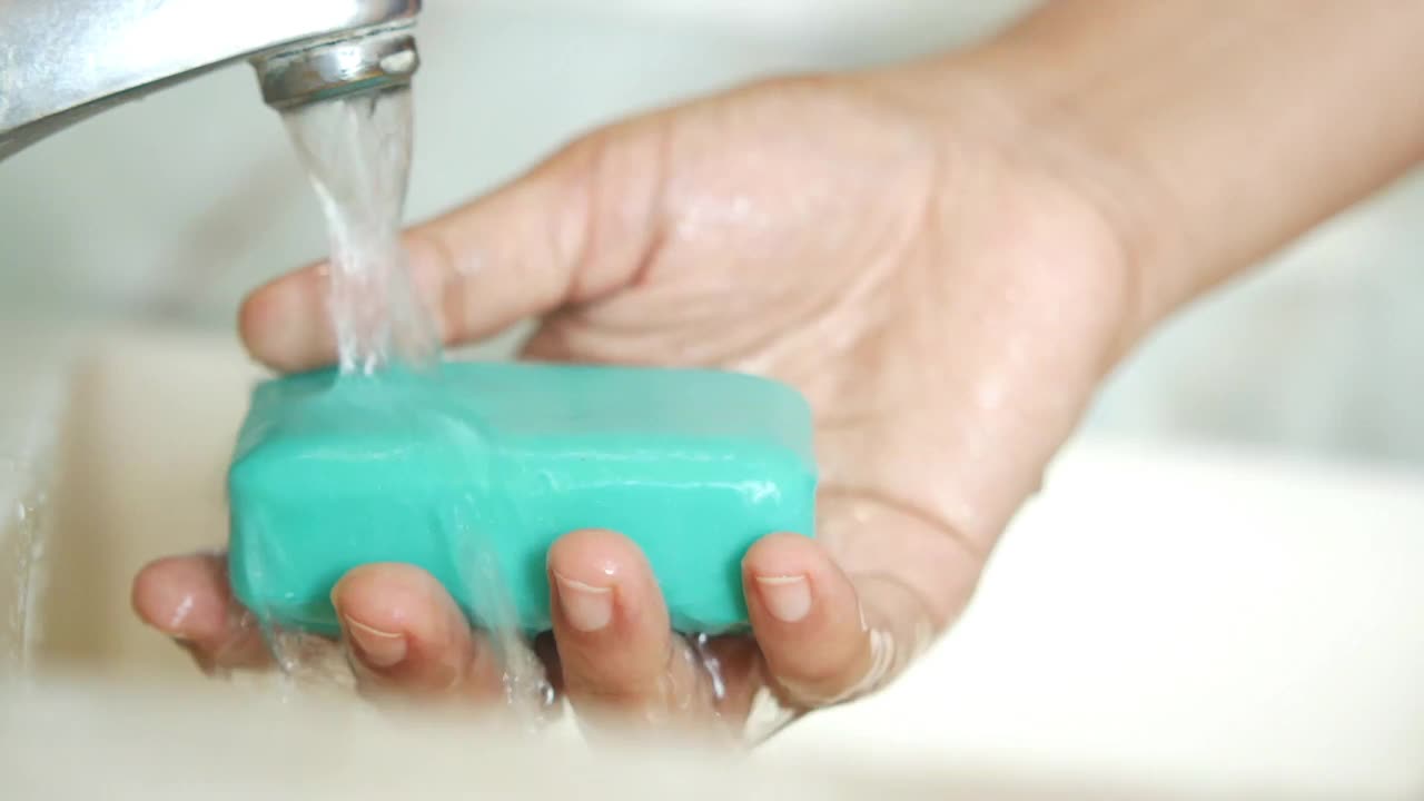 妇女用温水肥皂洗手视频下载