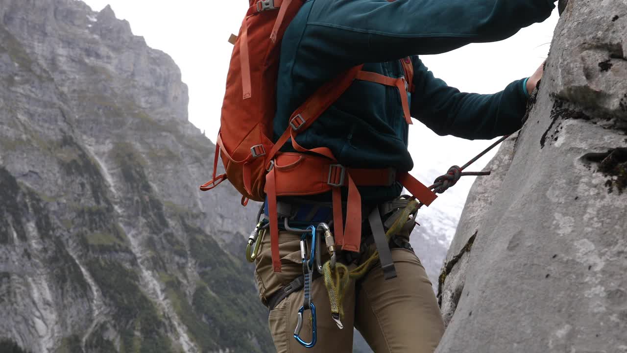 男性登山运动员攀登陡峭的岩壁视频下载