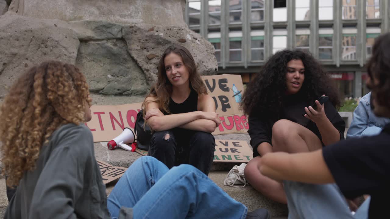 在市中心碰面-一群对抗气候变化的学生视频下载