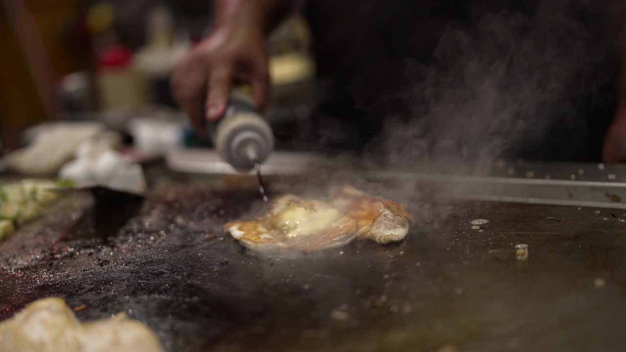 鱼排酱和翻转在热烤架上视频素材