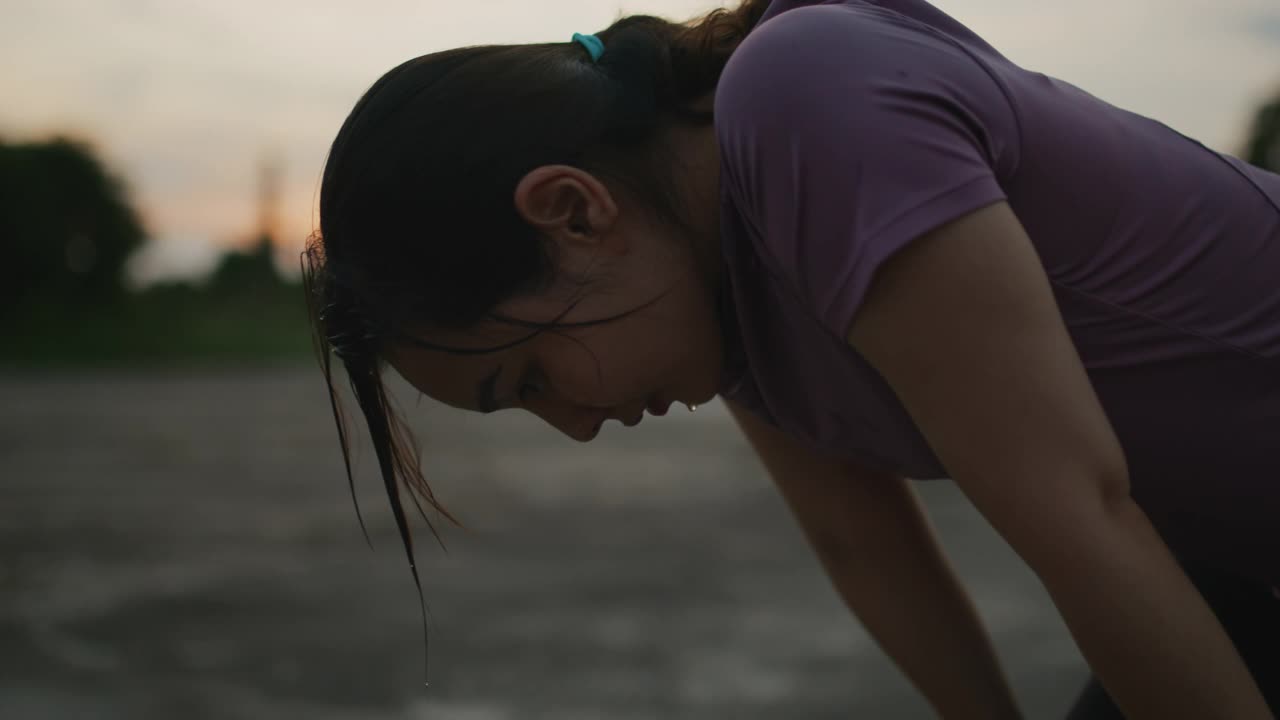 亚洲运动女子用手擦额头上的汗视频素材