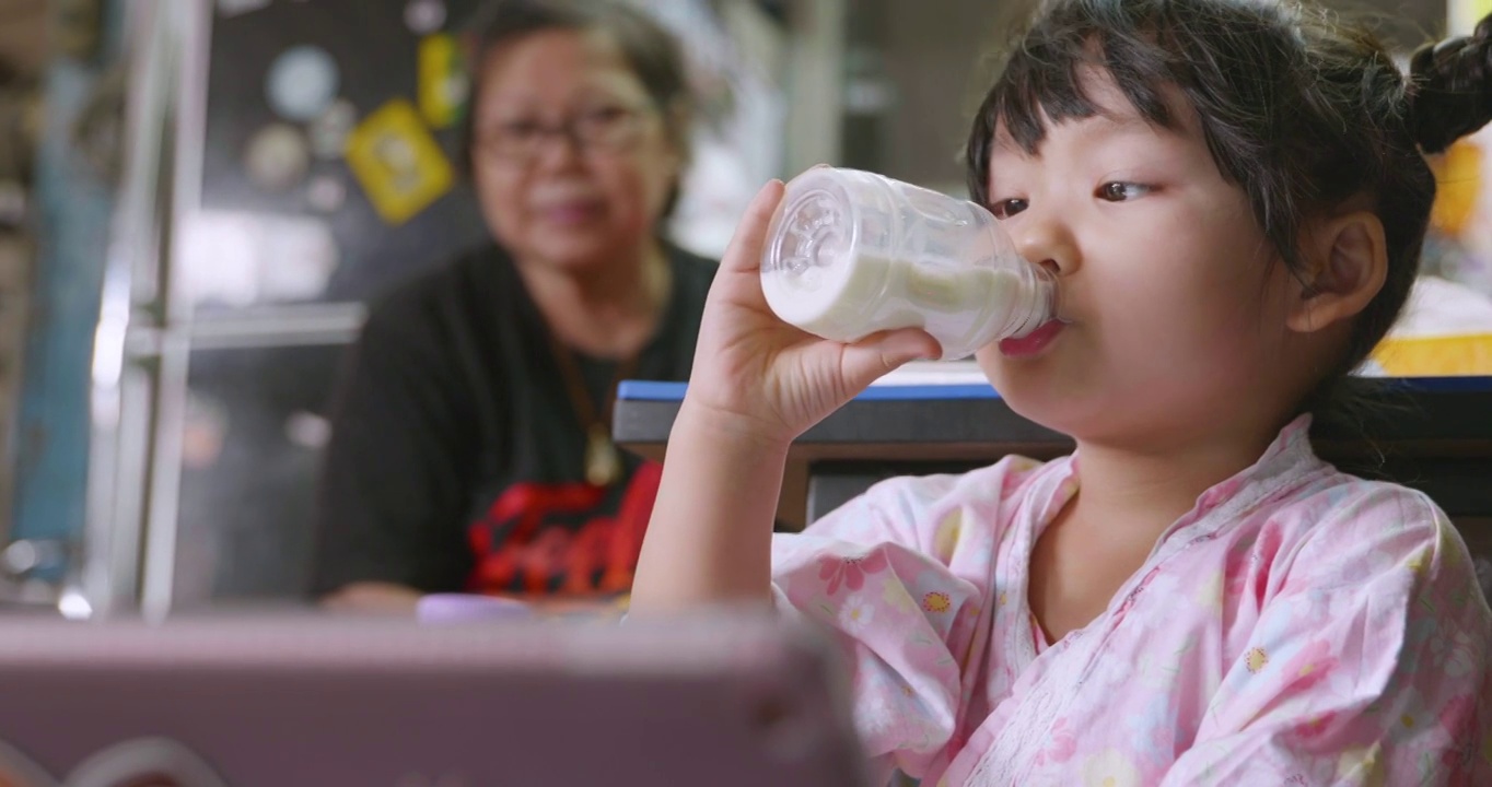 4千名亚洲年轻女孩在家喝鲜奶。视频下载