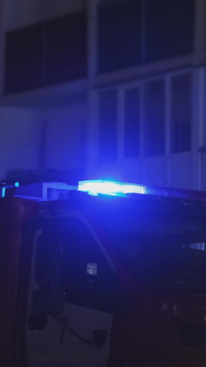 夜间消防车的蓝灯和警笛视频素材