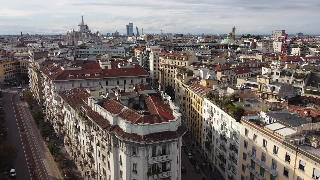 欧洲，意大利，米兰，2021年1月-在Covid-19冠状病毒封锁隔离期间，无人机鸟瞰大教堂所在的城市市中心-
法院区，市中心的司法宫视频素材