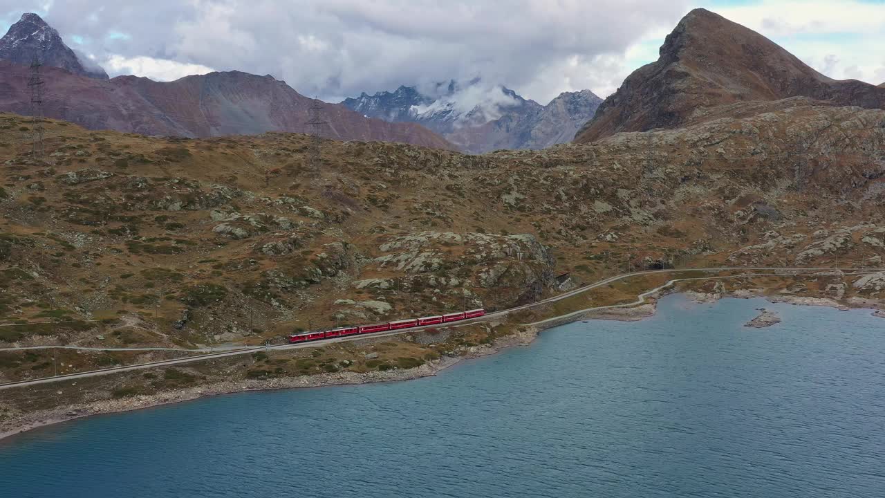 火车沿着伯尼纳湖和阿尔卑斯山脉在瑞士视频下载