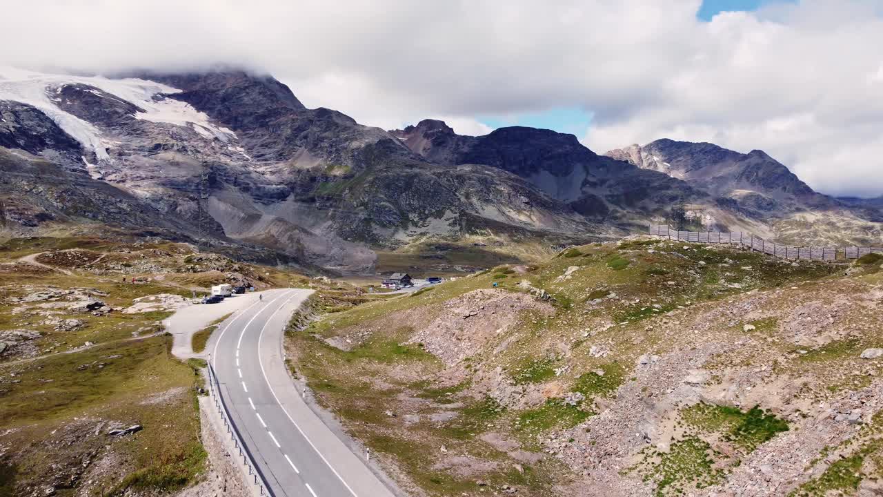 无人机拍摄的瑞士阿尔卑斯山伯尼纳山口的画面视频素材