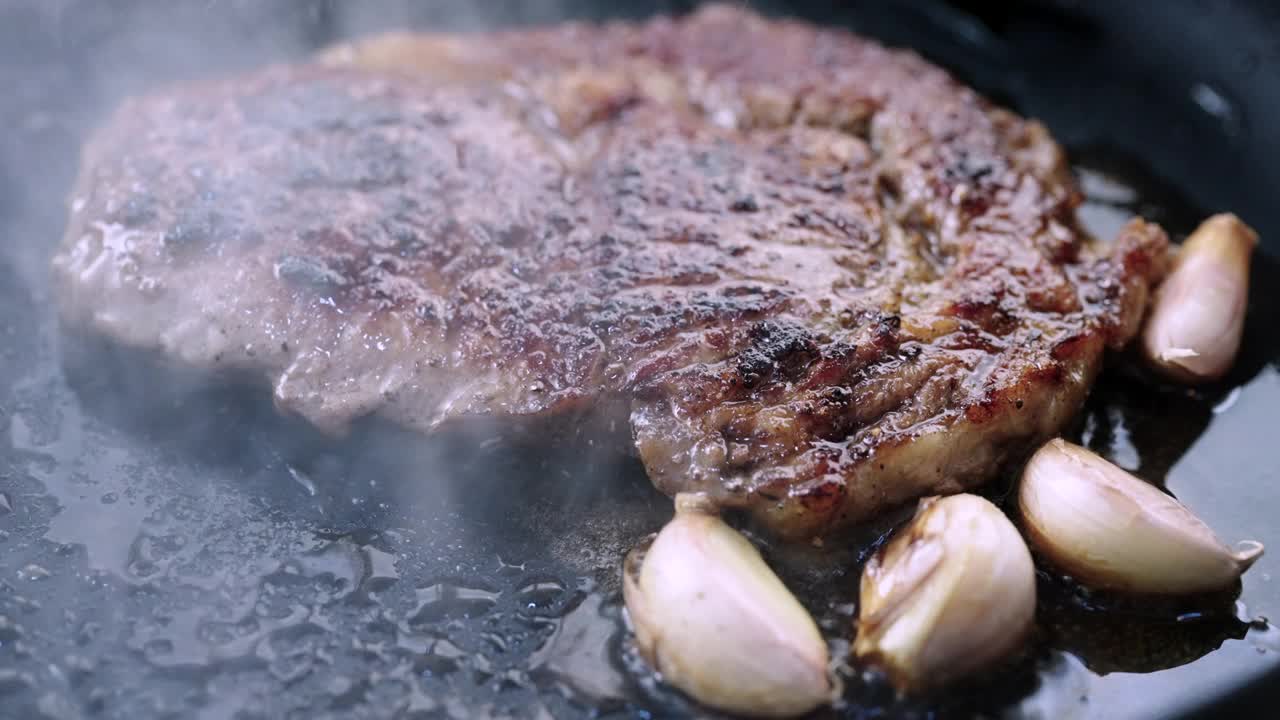 把牛排放在铁锅里，用黄油煎视频下载