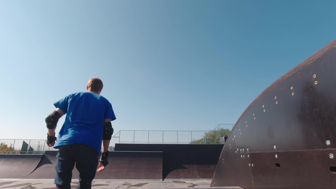 一名男子在滑板公园滑倒视频素材