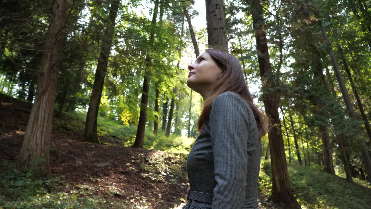 女人在自然界中。一个年轻的女人在树林里。视频素材