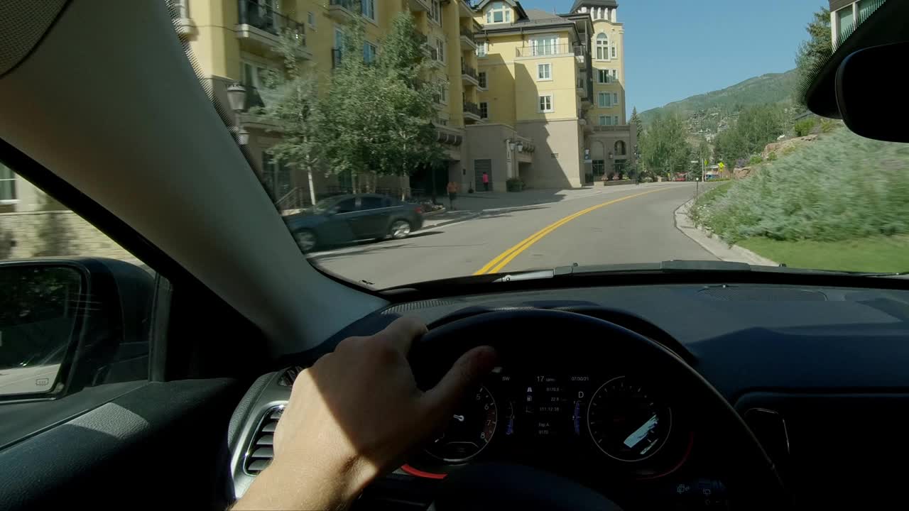 POV Vail人驾驶车辆行驶在汽车仪表盘内视频素材