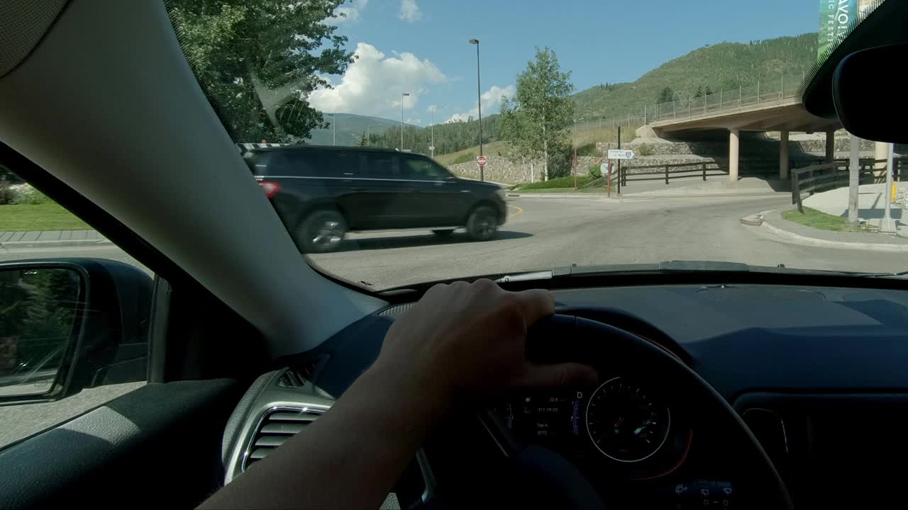 POV人驾驶Eagle-Vail车辆驾驶在汽车仪表盘视频素材