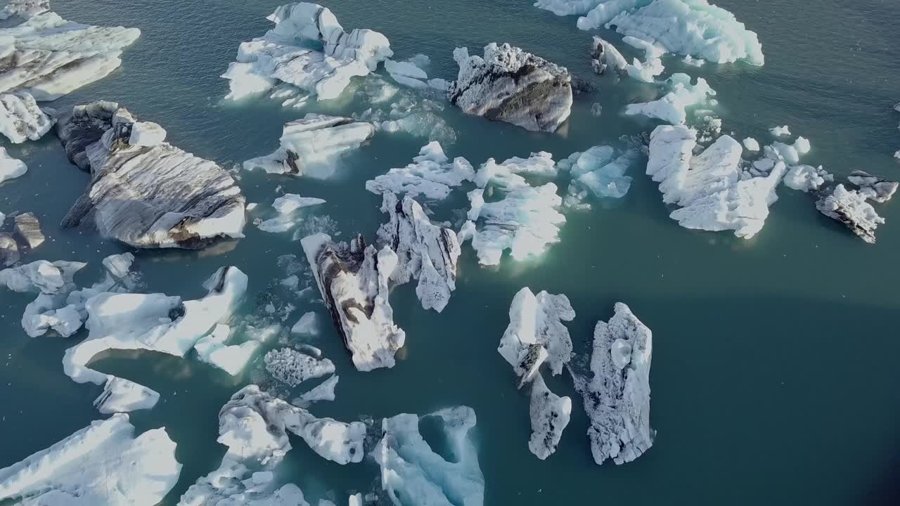 从空中俯瞰冰岛美丽的约库萨隆冰川冰泻湖视频下载