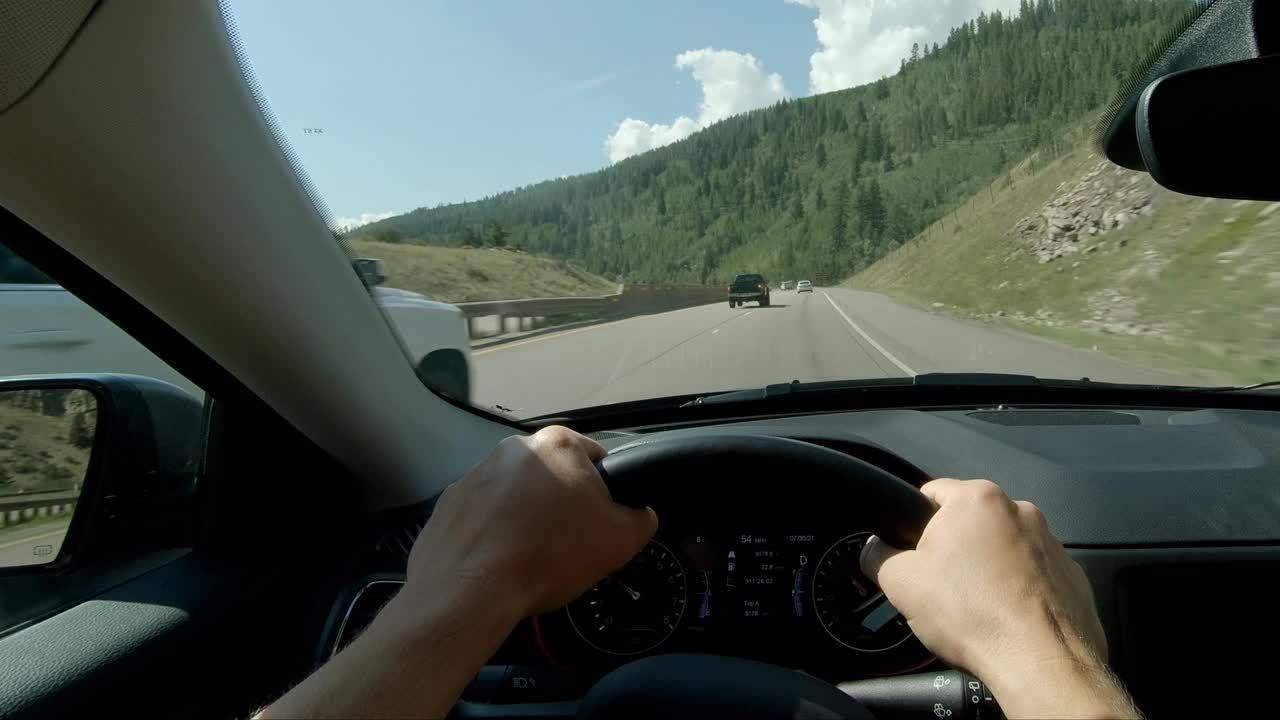 POV Minturn人驾驶车辆行驶在汽车仪表盘内视频素材