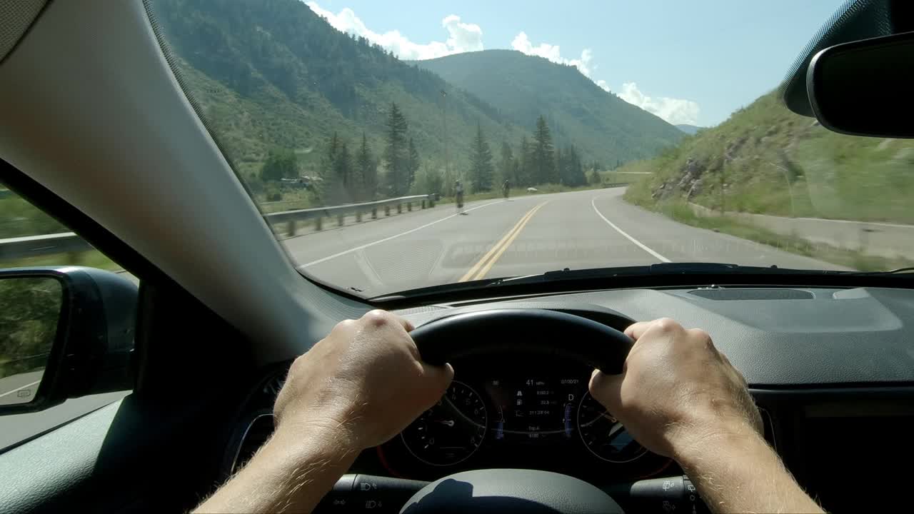 明转POV人驾驶车辆行驶在汽车仪表盘内视频素材
