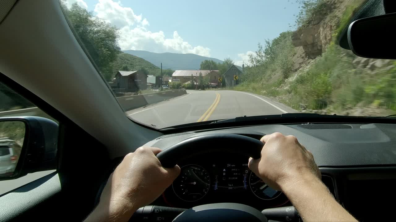 POV人明转驾驶车辆行驶在汽车仪表盘内视频素材