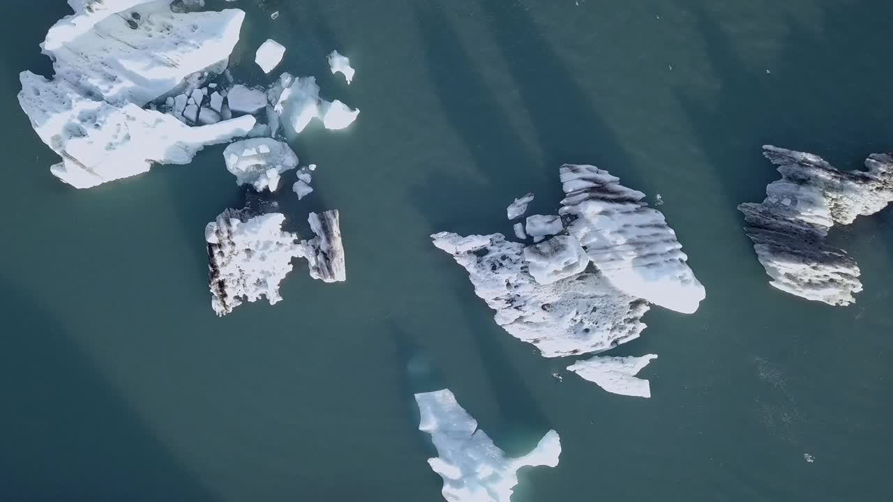 从空中俯瞰冰岛美丽的约库萨隆冰川冰泻湖视频下载