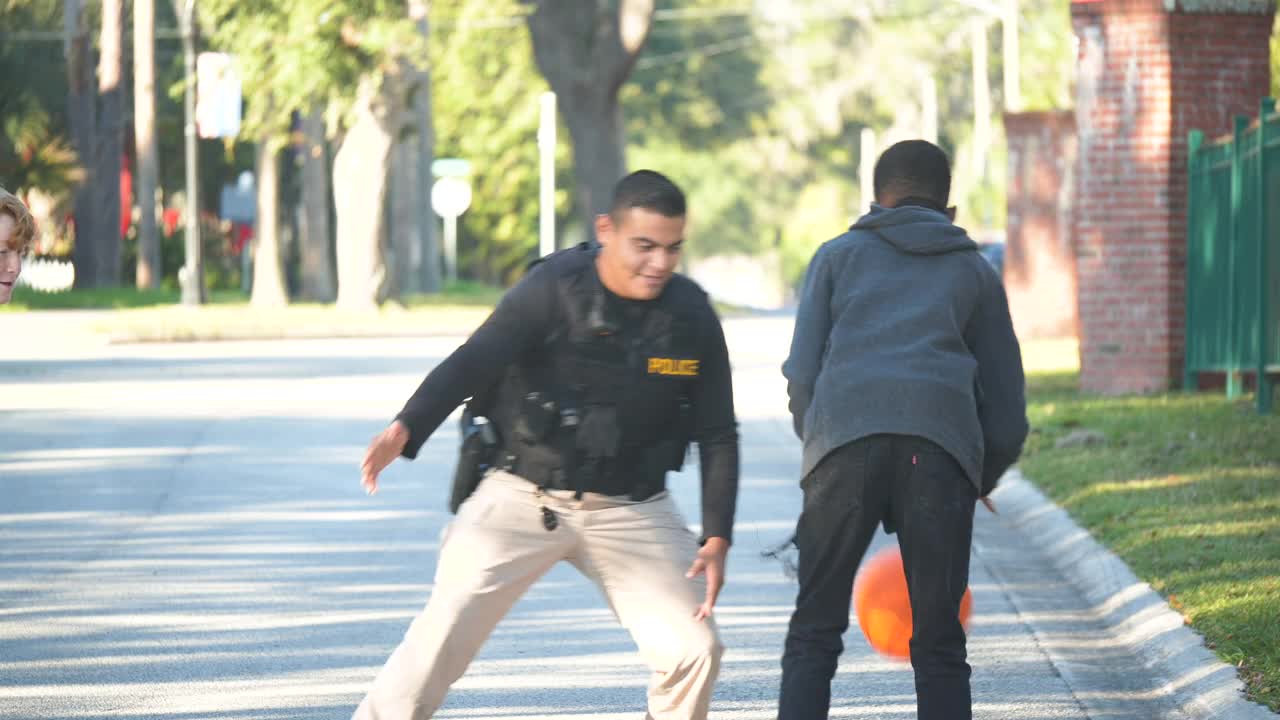 一个警察在和两个年轻人打篮球视频下载