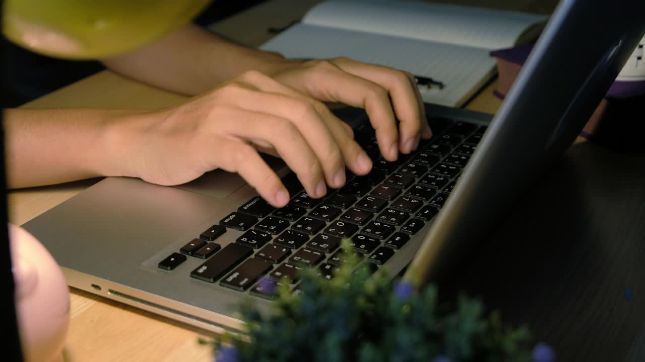 商业女性专业用户工作者使用在笔记本电脑上打字，笔记本键盘在办公室的桌子上在线工作与pc软件应用程序技术概念，在晚上，关闭视频素材