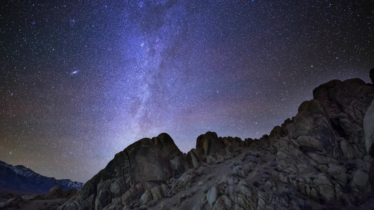 银河在阿拉巴马山沙漠上旋转的时间流逝视频下载