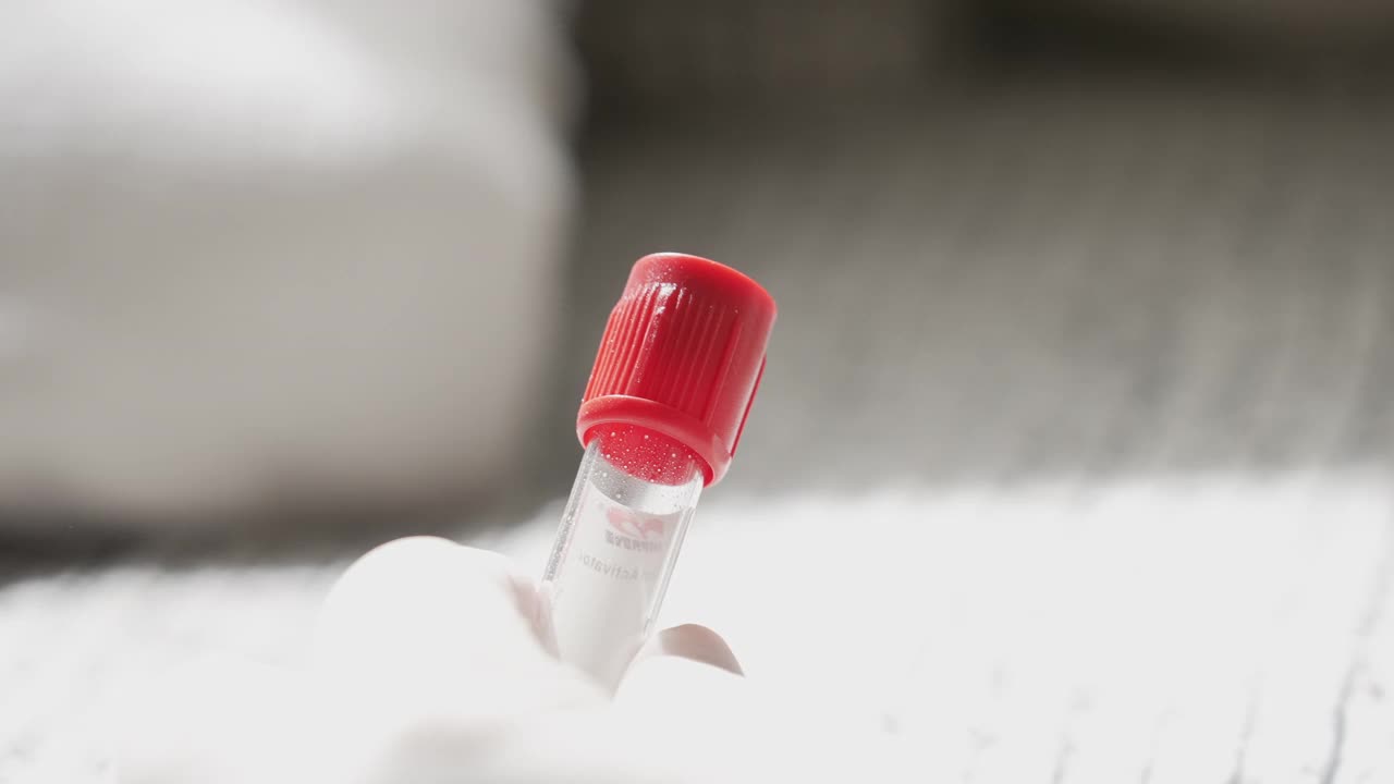 医生抽血给病人做血液检查，年检视频下载