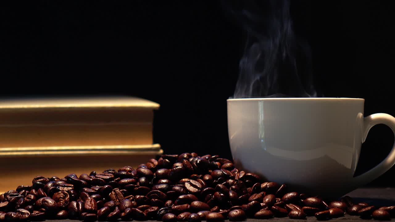 咖啡豆和烟。视频下载