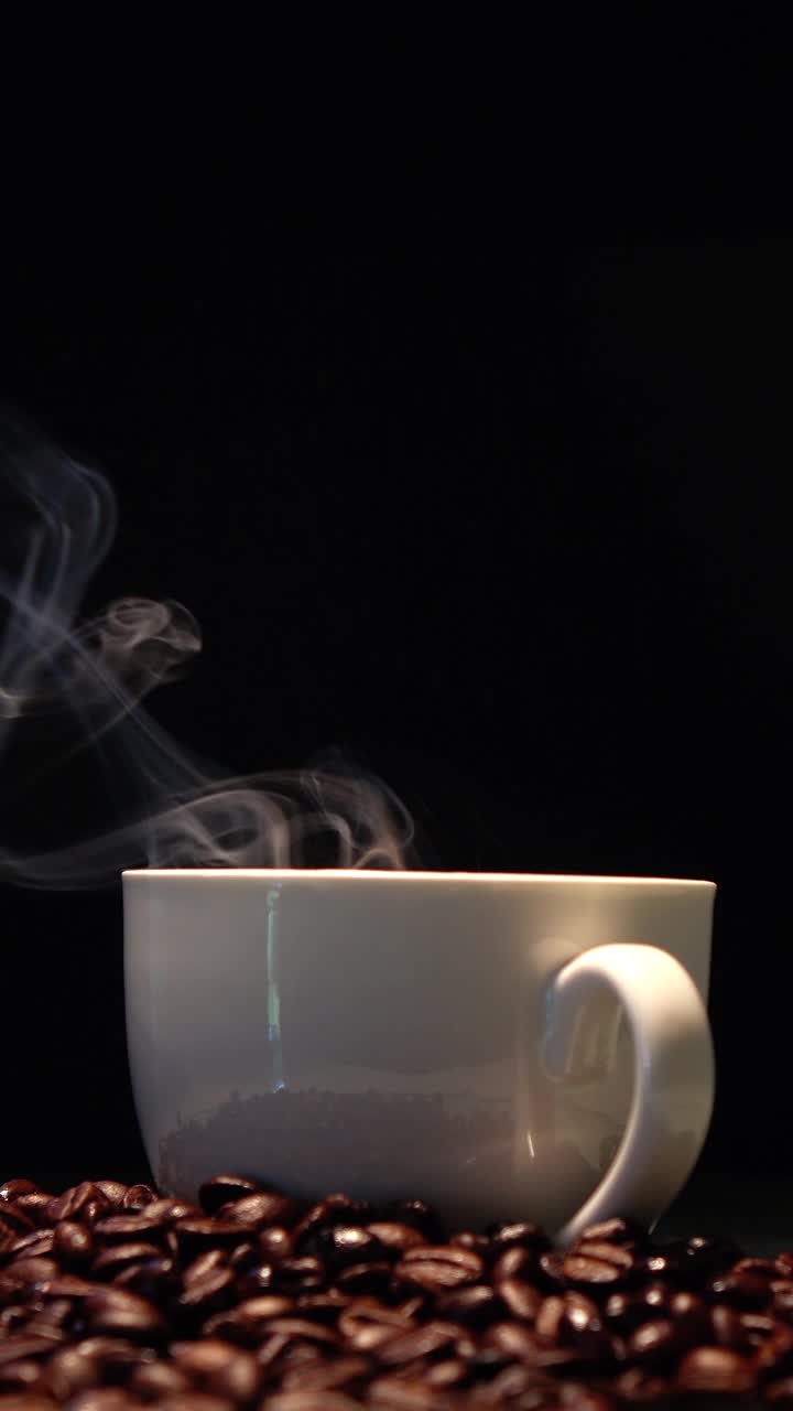咖啡豆和烟。视频下载