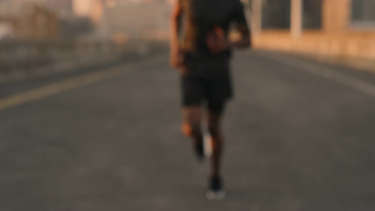 一个年轻人在城市道路上奔跑的4k视频视频下载