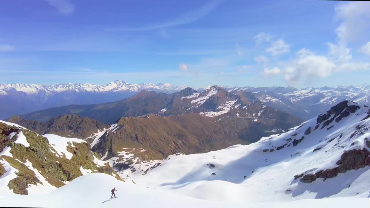 用海豹皮登山的高山滑雪者视频素材
