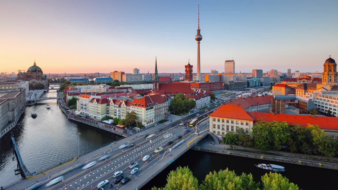 德国柏林，白天和夜晚的柏林城市景观与狂欢河视频素材