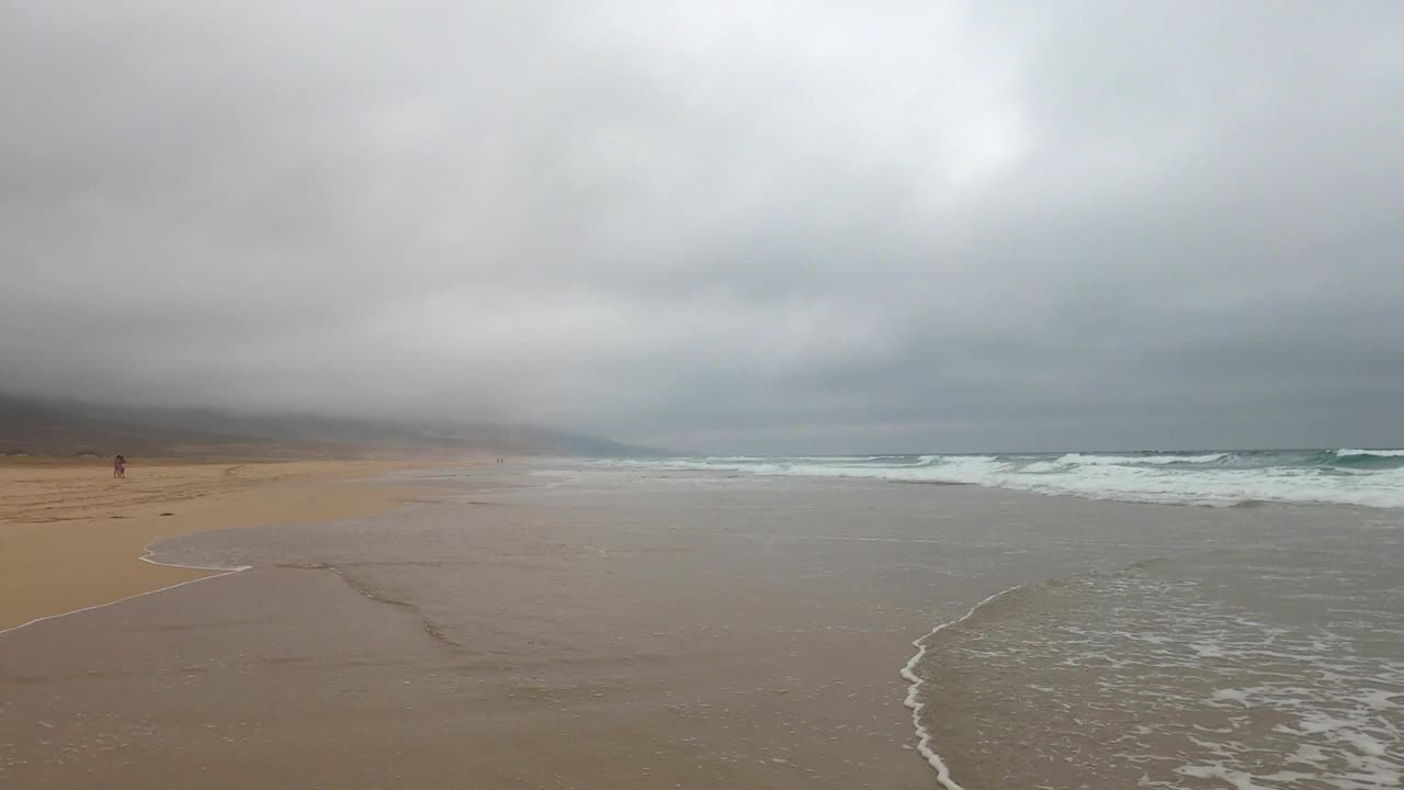 在铅灰色天空的衬托下，科菲特海滩的壮丽的大海显得格外突出视频素材