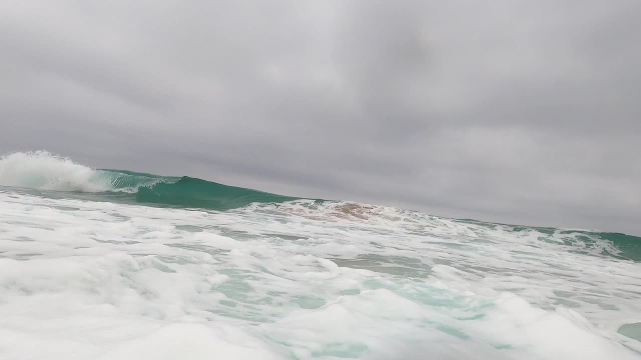 在富埃特文图拉最荒凉的科菲特海滩，波涛汹涌的大海视频素材
