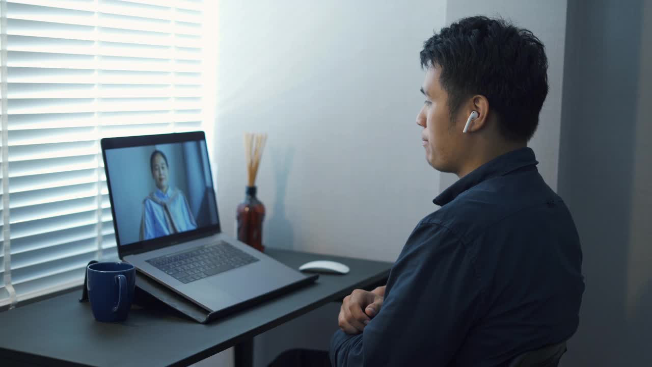 亚洲商人用笔记本电脑进行视频会议视频下载