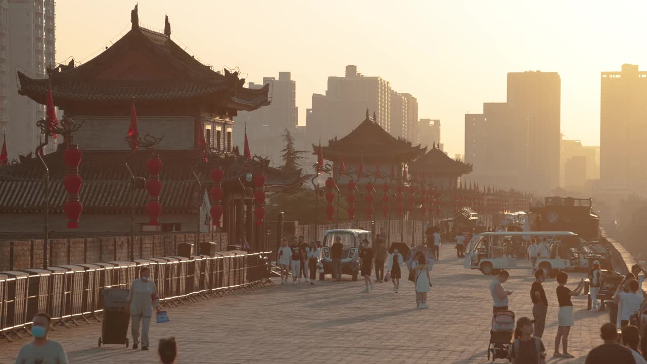 夕阳下的古城墙/陕西西安，中国视频素材