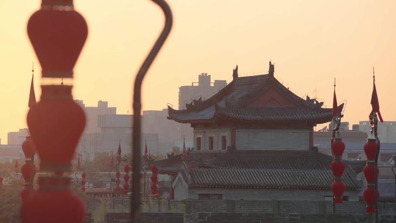 中国，陕西，西安，日落时古城墙上的龙旗和灯笼视频下载