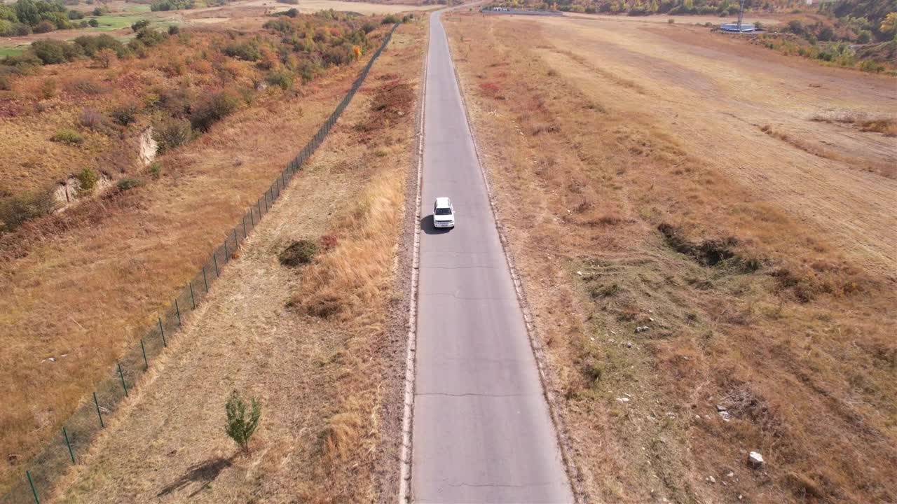 一辆白色吉普车开在路上视频素材