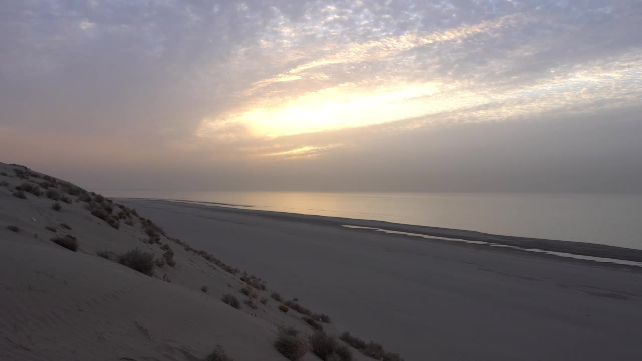 黎明在海边的沙滩上。沙丘视频素材