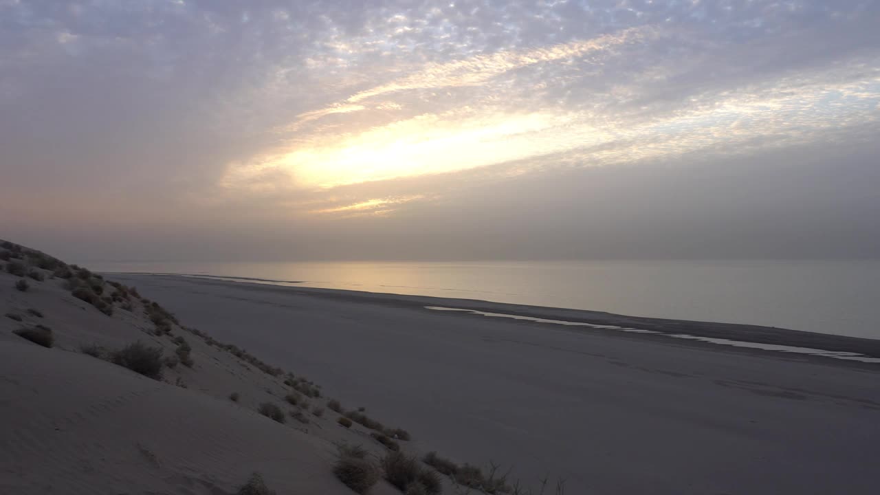 黎明在海边的沙滩上。沙丘视频素材