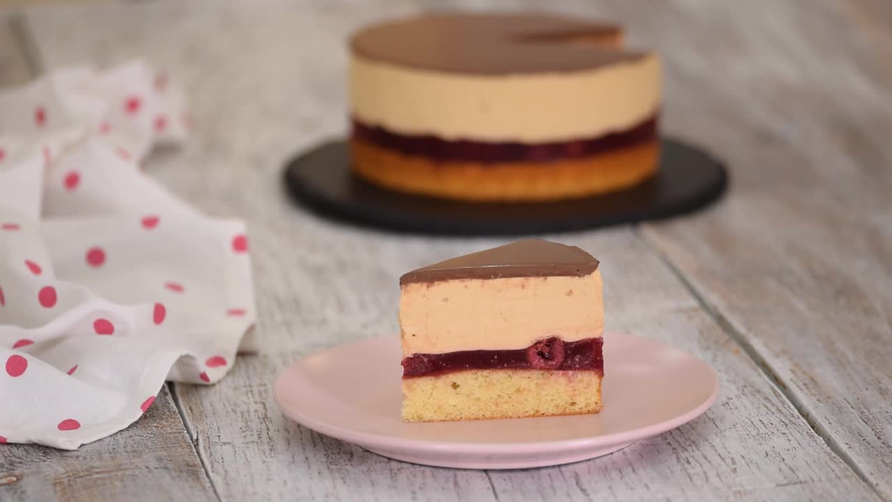 一块樱桃蛋糕，加上焦糖芝士奶油慕斯和巧克力釉。视频下载