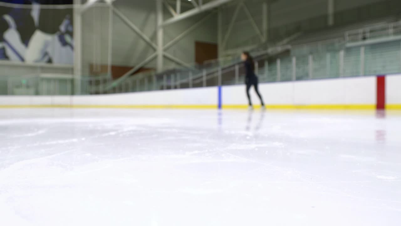训练中的花样滑冰选手视频下载