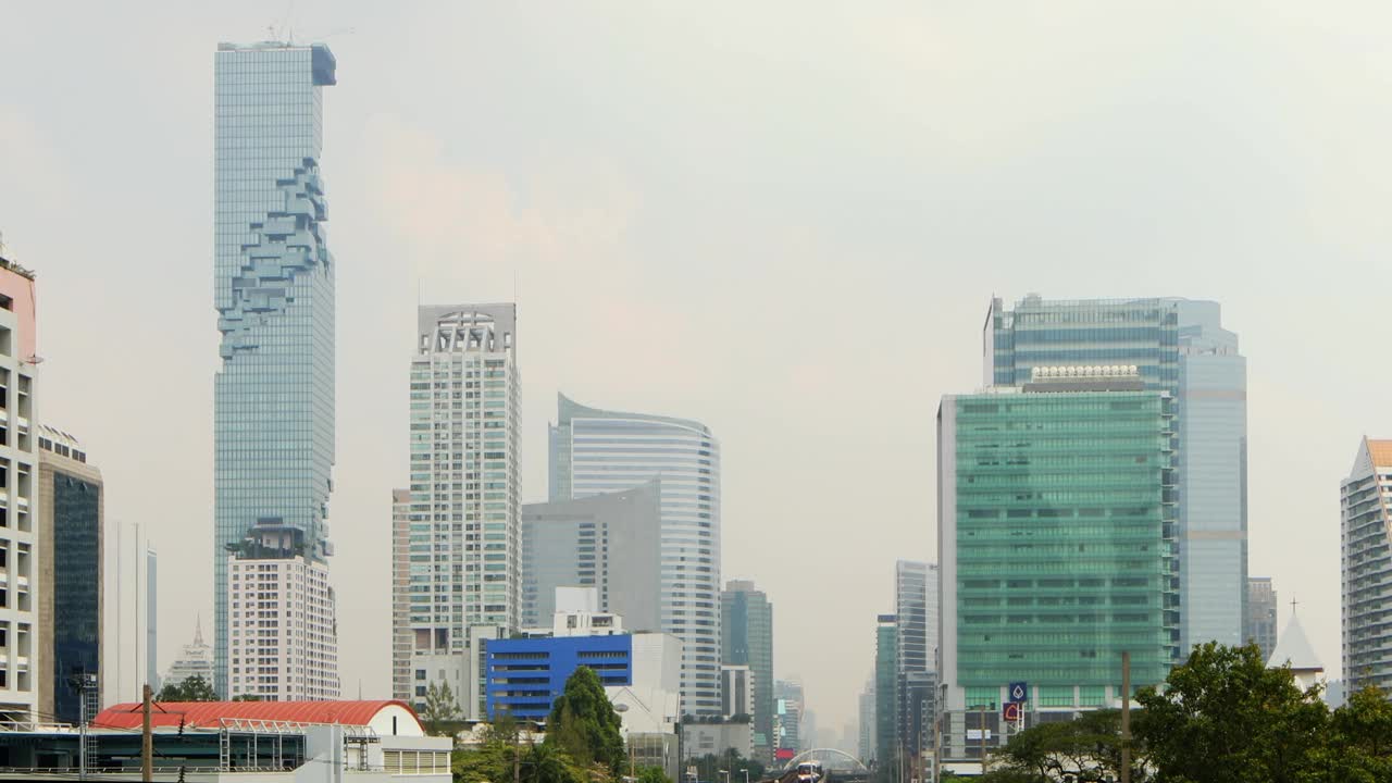 泰国曼谷的Silom高架视频与通过单轨列车视频下载