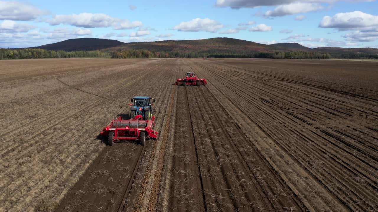 秋天收获新鲜土豆的拖拉机和农业机械鸟瞰图视频下载