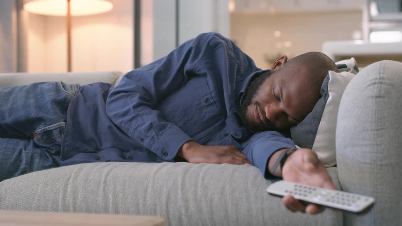 一个年轻人睡在沙发上的4k视频视频素材