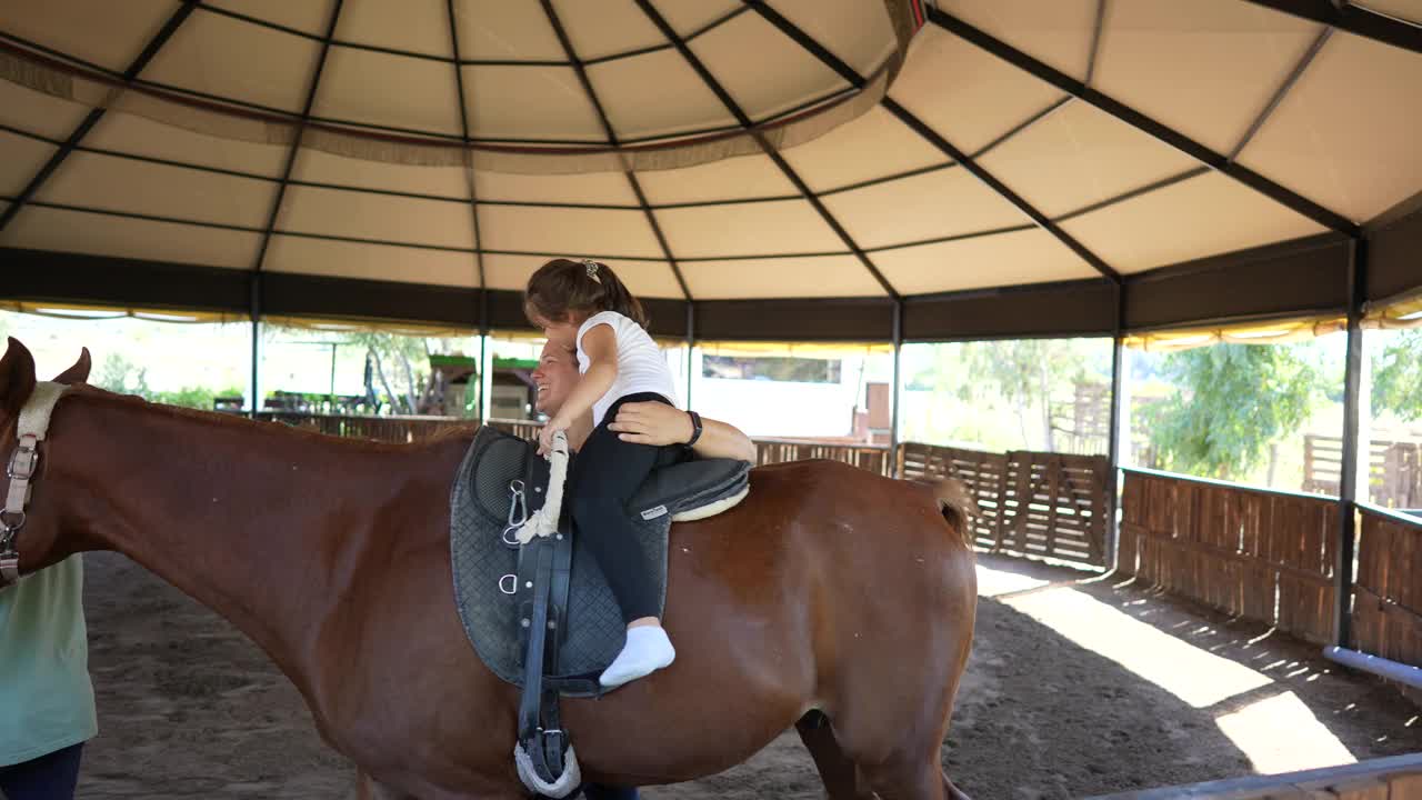 患有自闭症的小女孩接受马的治疗。视频下载