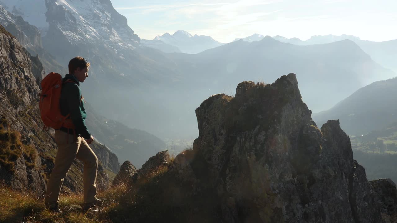一名男性登山者登上了岩石的顶峰视频下载